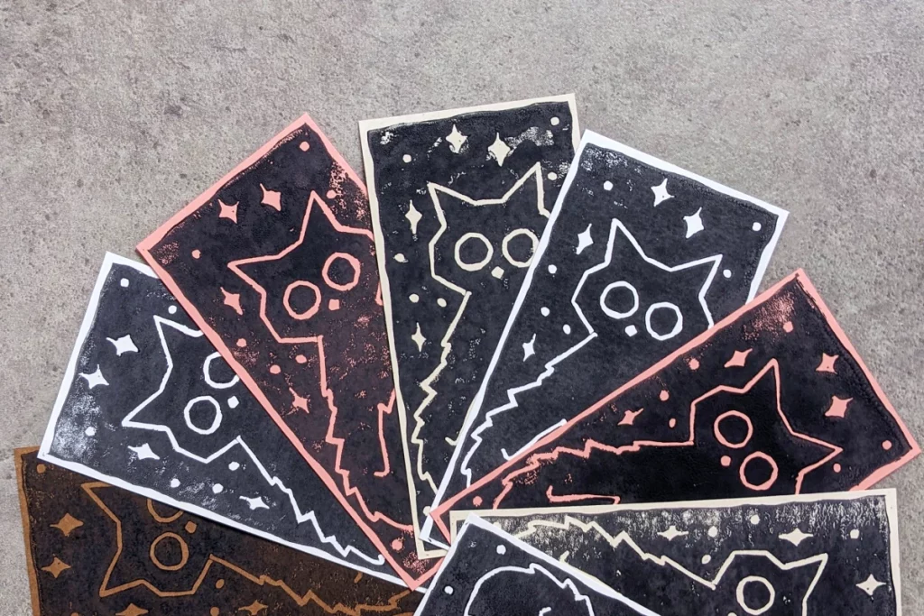 Mehrere Lesezeichen mit schwarzer Katze wie ein Fächer zusammengelegt