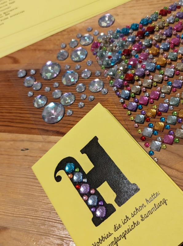 Zine mit bunten Glitzerstein-Stickern verziert.