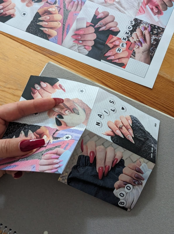 Zine im Prozess während des Faltens mit sichtbarer Schnittkante