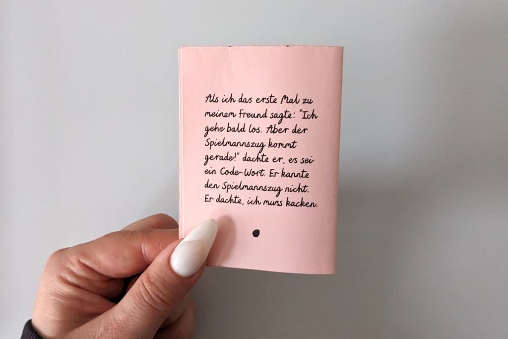 Rückseite mit Text und einem großen End-Punkt. Alle Texte im Beitrag.