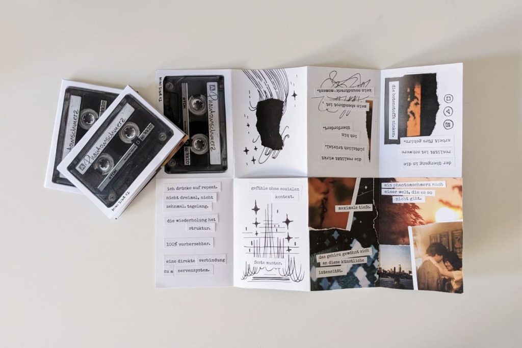 Aufgefaltetes Mini-Zine „Phantomschmerz“ als Schwarz-Weiß-Collage mit Abbildungen von Musikkassetten, abstrakten Zeichnungen, Schreibmaschinenschrift und vereinzelten Farbfotos in DIY-Ästhetik.