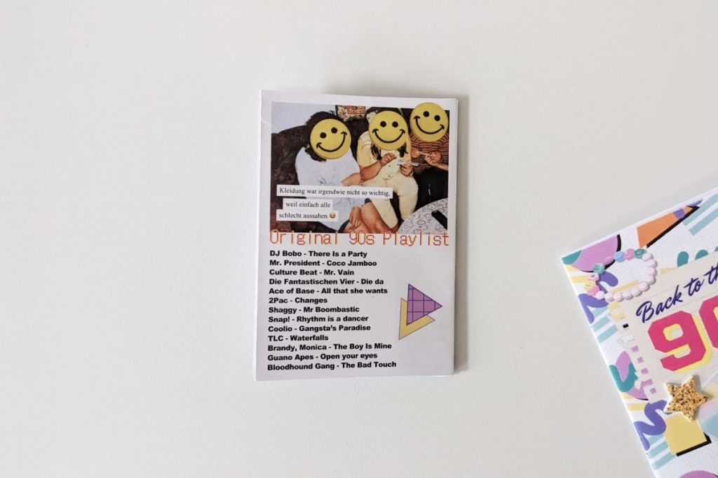 Rückseite mit Foto von 3 Mädchen in gelben und braunen Klamotten und Radlerhose, dazu eine 90s Playlist.