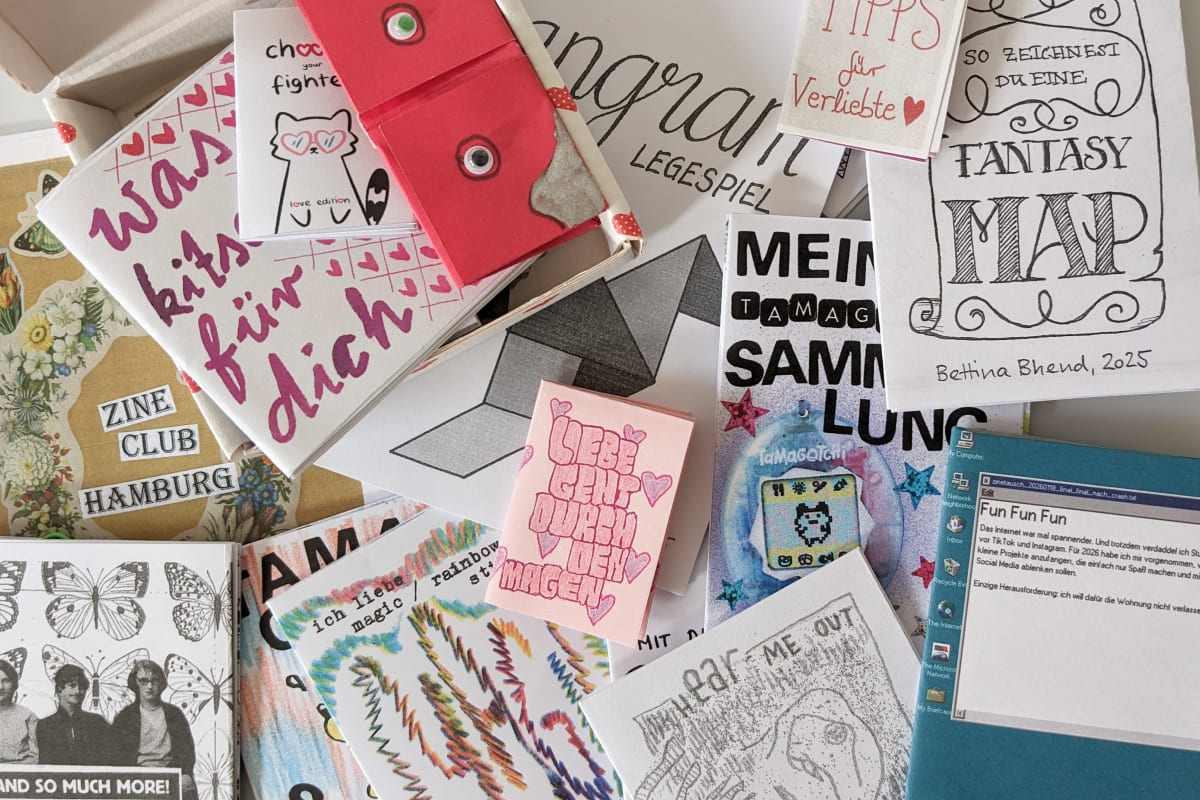 Eine bunte Sammlung verschiedener handgemachter Zines auf einem Tisch