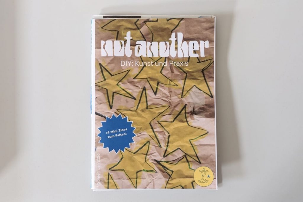 Cover des Zines „not another DIY: Kunst und Praxis“ mit goldenen Sternen auf braunem Papier.