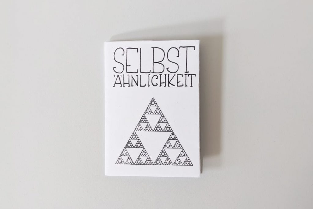Gezeichnetes Zine-Cover „SELBSTÄHNLICHKEIT“ mit einem Muster aus vielen kleinen, ineinander sitzenden Dreiecken.