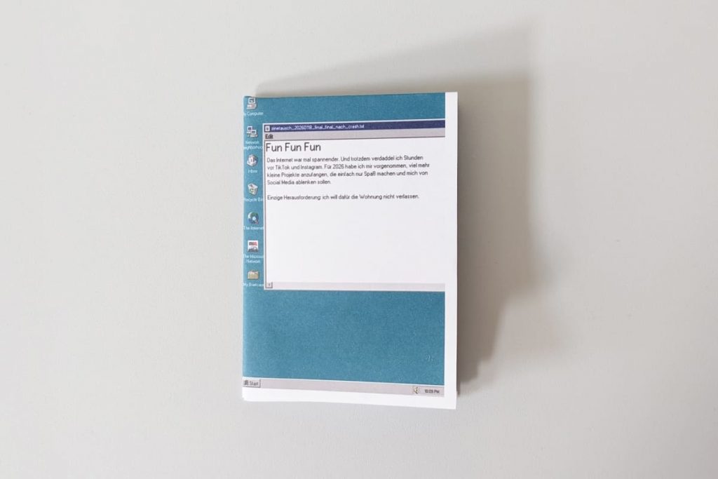 Zine-Cover „Fun Fun Fun“ im Retro-Windows-Design mit Textfenster und klassischen Desktop-Icons.