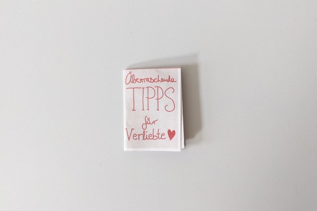 Zine-Cover „Überraschende TIPPS für Verliebte“ mit roter Handschrift auf weißem Hintergrund.