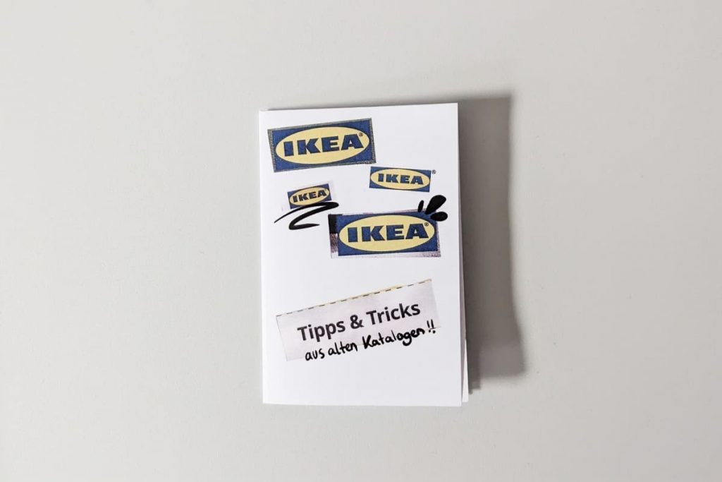Cover eines weißen Zines mit mehreren IKEA-Logos und dem handschriftlichen Text „Tipps & Tricks aus alten Katalogen!!“.