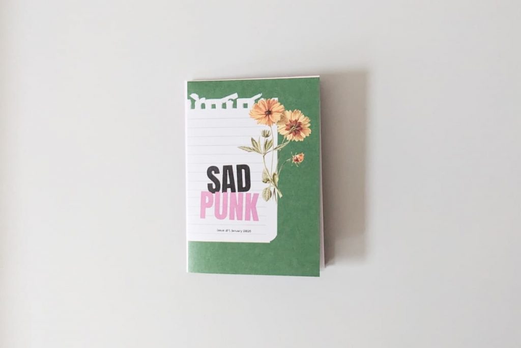 Grünes Zine-Cover mit der Aufschrift „SAD PUNK Issue #1, January 2026“ mit Collage aus Notizzettel und zwei gelben Blumen.