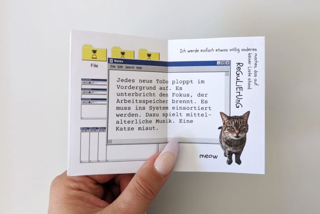 Das Zine beschreibt in einem PC-Notiz-Fenster, wie neue To-Dos den Fokus unterbrechen, während im Hintergrund „mittelalterliche Musik spielt“ und eine „Katze miaut“. Die Illustration zeigt verschachtelte Fenster und eine Katze, die am rechten Rand hervorlugt. "Ich mache einfach etwas völlig anderes. REGULIERUNG"