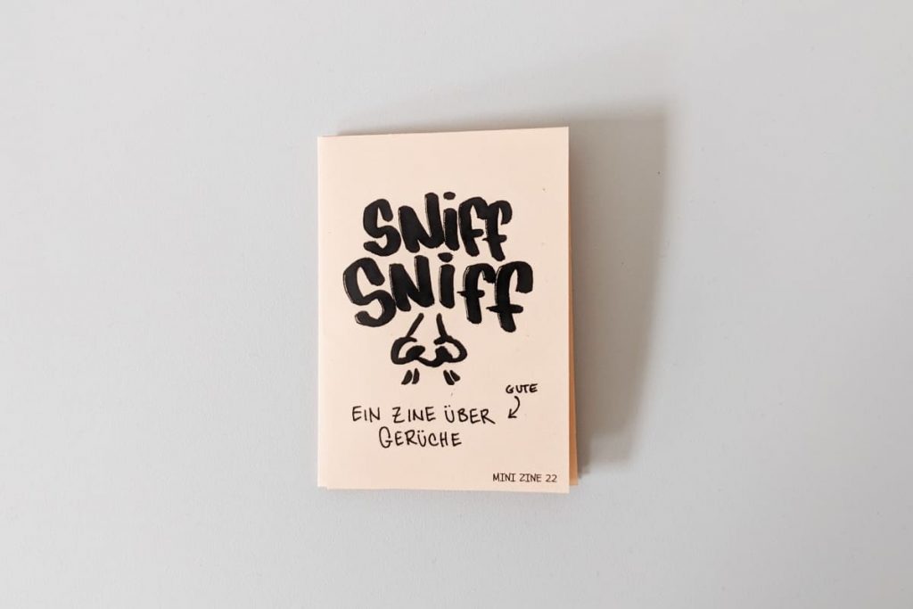 Mini-Zine auf weißem Grund. Auf dem Cover steht „SNIFF SNIFF – EIN ZINE ÜBER GUTE GERÜCHE“ mit einer gezeichneten Nase.