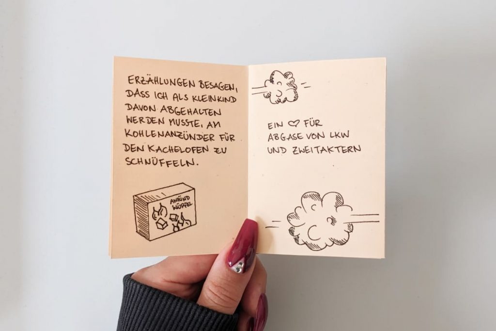 Offenes Zine: Text über das Schnüffeln an Kohlenanzündern als Kind und die Liebe für Abgase von Lkw und Zweitaktern. Illustriert mit einfachen schwarzen Strichzeichnungen einer Verpackung und Abgaswolken.