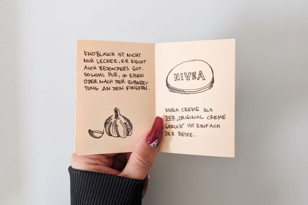 Offenes Zine mit einfachen Strichzeichnungen und Texten über den angenehmen Geruch von Knoblauch und Nivea Creme.