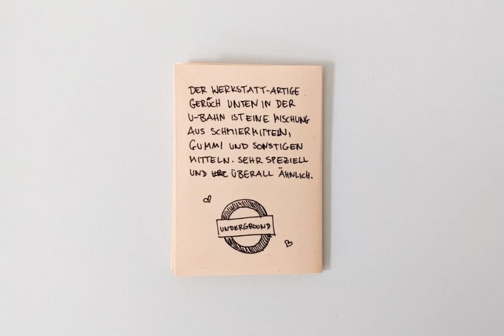 Rückseite des Zines mit dem London-Underground-Logo und Text über den werkstattartigen Geruch in der U-Bahn.