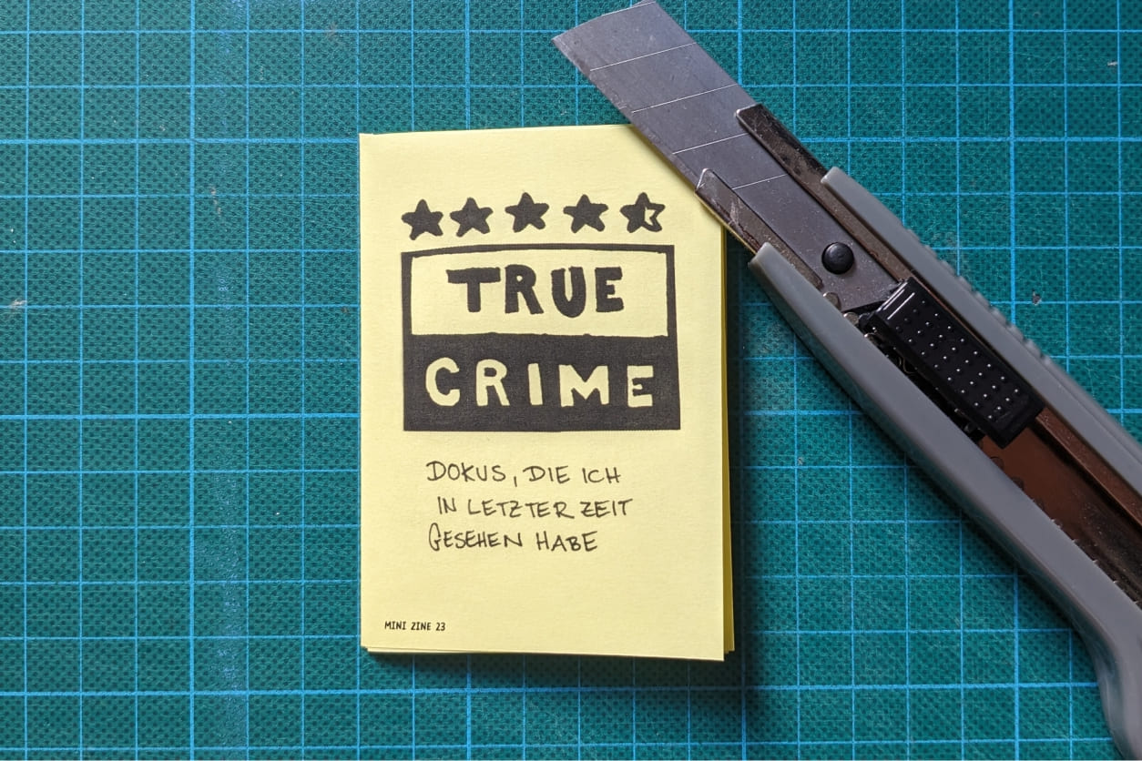 Cover eines gelben Mini-Zines mit dem Titel „True Crime – Dokus, die ich in letzter Zeit gesehen habe“ neben einem Cuttermesser.