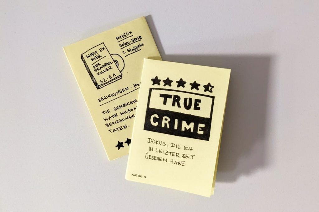 Zwei gelbe Mini-Zines zum Thema „True Crime“ auf weißem Grund. Die Rückseite zeigt eine Doku-Beschreibung zu „Worst Ex Ever“.