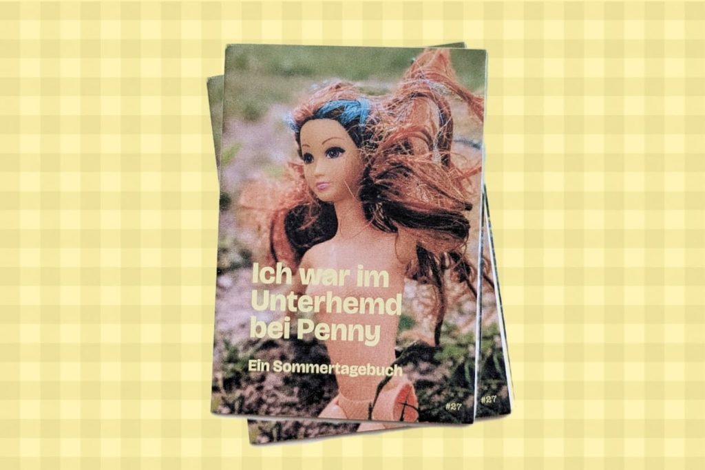 Zine-Cover „Ich war im Unterhemd bei Penny“ mit einer nackten Barbie-Puppe mit verfilzten Haaren, platziert auf gelb kariertem Muster.