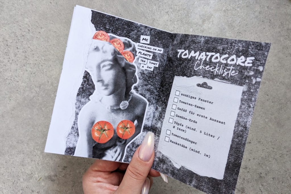Doppelseite im Collagen-Stil auf Grunge-Hintergrund und Risskanten: Links eine schwarz-weiße, antike Statue, die mit Tomatenscheiben als Krone und BH verziert ist; rechts eine "Tomatocore Checkliste" zum Ankreuzen in Schreibmaschinen-Optik.
