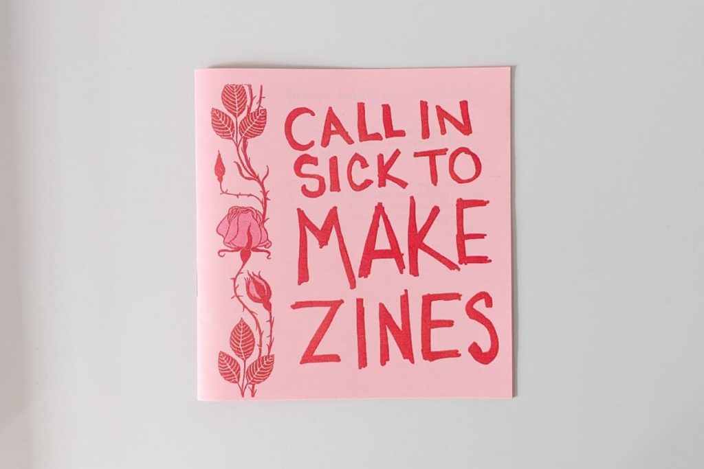 Rosa Cover mit roten Rosen und dem handgeschriebenen Schriftzug „Call in sick to make zines“