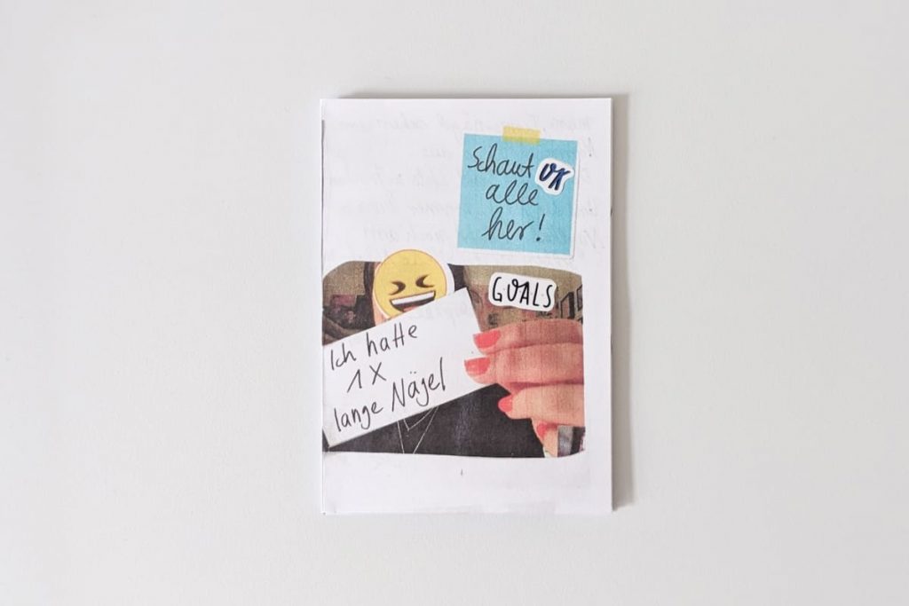 Collage-Cover eines Zines mit der Aufschrift „Schaut alle her! (OK)“ und einer Hand mit roten Fingernägeln, die einen Zettel hält: „Ich hatte 1x lange Nägel“ mit Lach-Emoji.