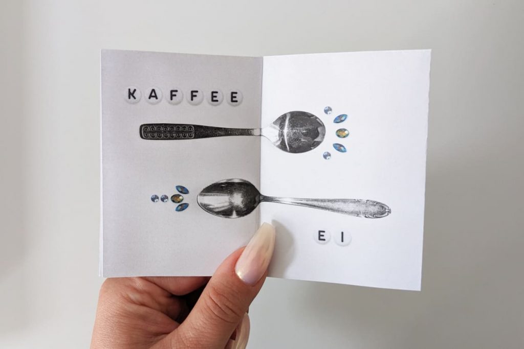 Zwei kleine Löffel horizontal angeordnet. Oben: Löffelblatt mit klassisch ovaler, gleichmäßiger Eiform, glatter Griff mit Relief (KAFFEE). Unten: Löffelblatt schmaler und läuft nach vorne hin leicht spitz zu, mit elegantem Stil (EI).