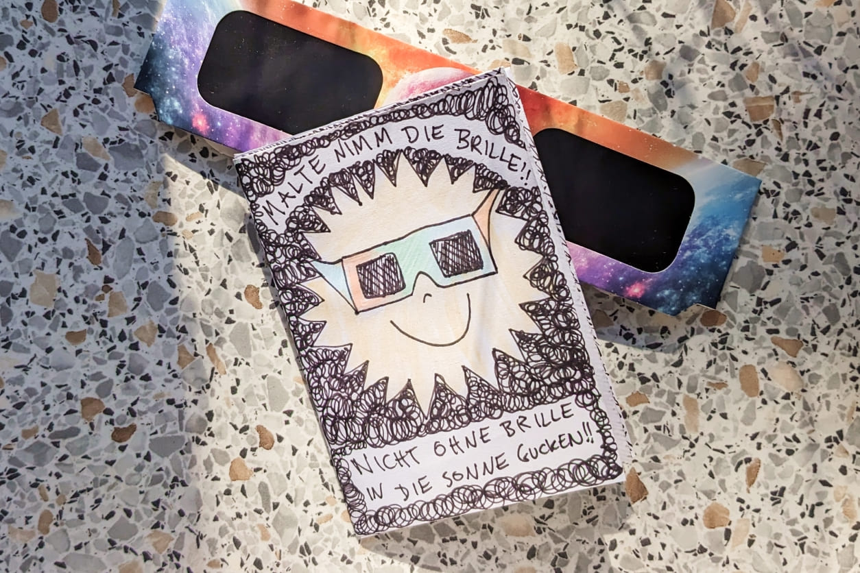 Handgezeichnetes Zine zur Sonnenfinsternis mit der Aufschrift „Malte nimm die Brille!“.