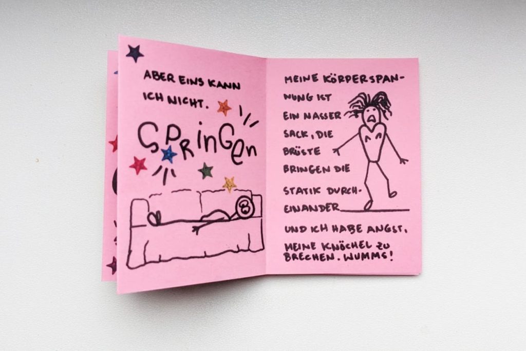 Offenes Zine: Texte handgeschrieben, ein Strichmännchen liegt flach auf einer Couch. Ein anderes Strichmännchen versucht zu springen (Haare und Brüste fliegen).