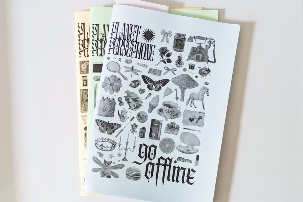 Stapelt handgemachter Zines. Schwarze Kalligrafie Schrift "Go offline" und etliche schwarzweiß Abbildungen als Collage, zB altes Telefon, Schmetterlinge, Pilz, Katze, Muschel, Softeis, usw.