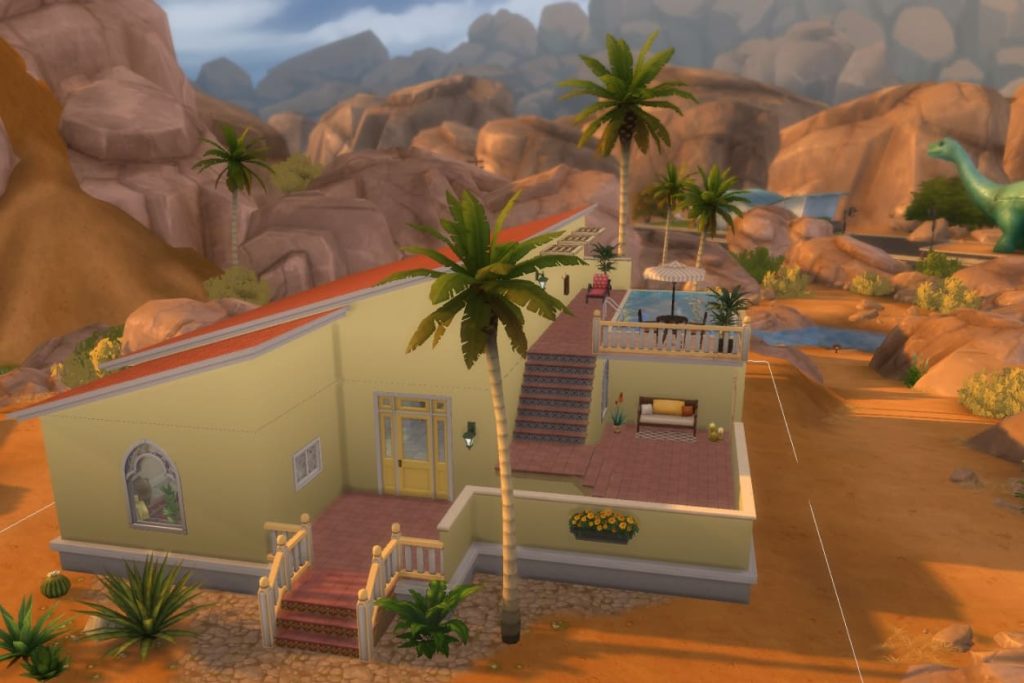 Großes pastellgelbes Haus mit mehreren Terrassen und Pool in einer Wüstenlandschaft, umgeben von Palmen und einer Dinosaurier Figur im Hintergrund