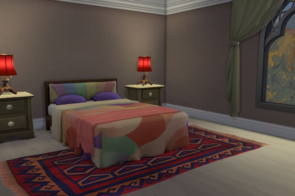 Gemütliches Schlafzimmer mit beiger Wand, pastellfarbenem Bettbezug in Regenbogenfarben, zwei olivgrünen Nachttischen mit roten Lampen, einem großen gemusterten Teppich auf dem Boden und einem olivfarbenen Vorhang vor dem Fenster.
