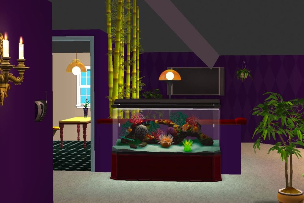 Innenraum mit lila Wänden, einem großen bunten Aquarium auf einem Holzsockel, einer deckenhohen Bambusdekoration und einem Wandleuchter mit Kerzen.