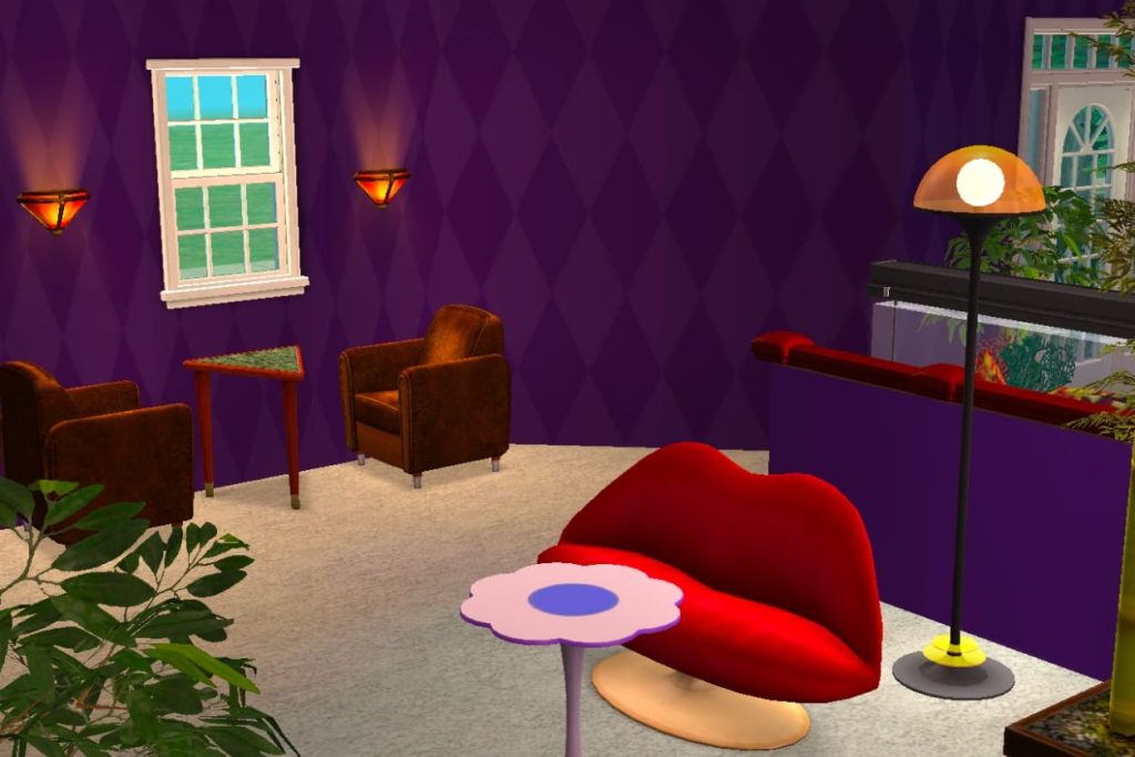 Sitzbereich im Retro-Stil mit einem auffälligen roten Sofa in Lippenform, einem rosa blumenförmigen Beistelltisch und braunen Ledersesseln vor lila Tapete. Ambiente Beleuchtung mit Wandlampen und einer Stehlampe.