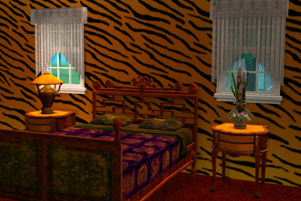 Schlafzimmer mit ausgefallener Tigerstreifen-Tapete, einem braunen Doppelbett mit Metallornamenten und gemusterter lila Decke, abgerundeten Nachttischen aus Holz und Spitzenvorhängen an den Fenstern.