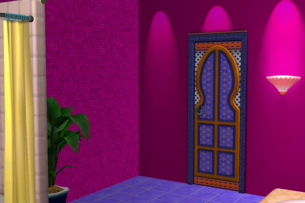 Bad mit pinken Wänden und pinken Disko-Glitzerfliesen, lila gefliestem Boden, einer aufwändig verzierten hölzernen Orient-Tür und rosa Muschel-Wandlampe